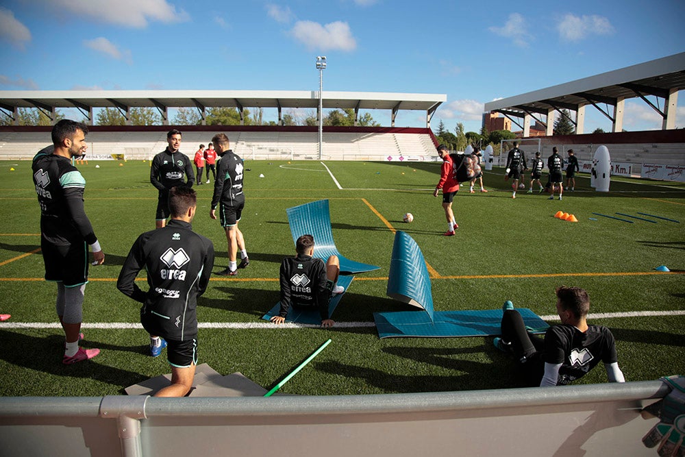 Mandi Sosa ya se entrena junto a sus compañeros en el Reina Sofía en su regreso a Unionistas, preparando el partido del domingo ante el Deportivo de La Coruña 