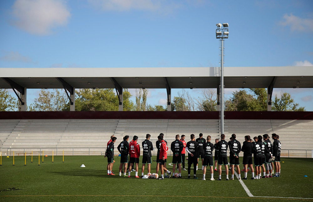 Mandi Sosa ya se entrena junto a sus compañeros en el Reina Sofía en su regreso a Unionistas, preparando el partido del domingo ante el Deportivo de La Coruña 