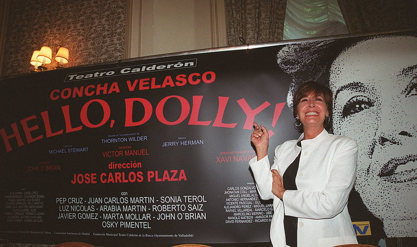 Concha Velasco durante la presentación de la comedia musical 'Hello Dolly' en 2001 en el Teatro Calderón de Valladolid.