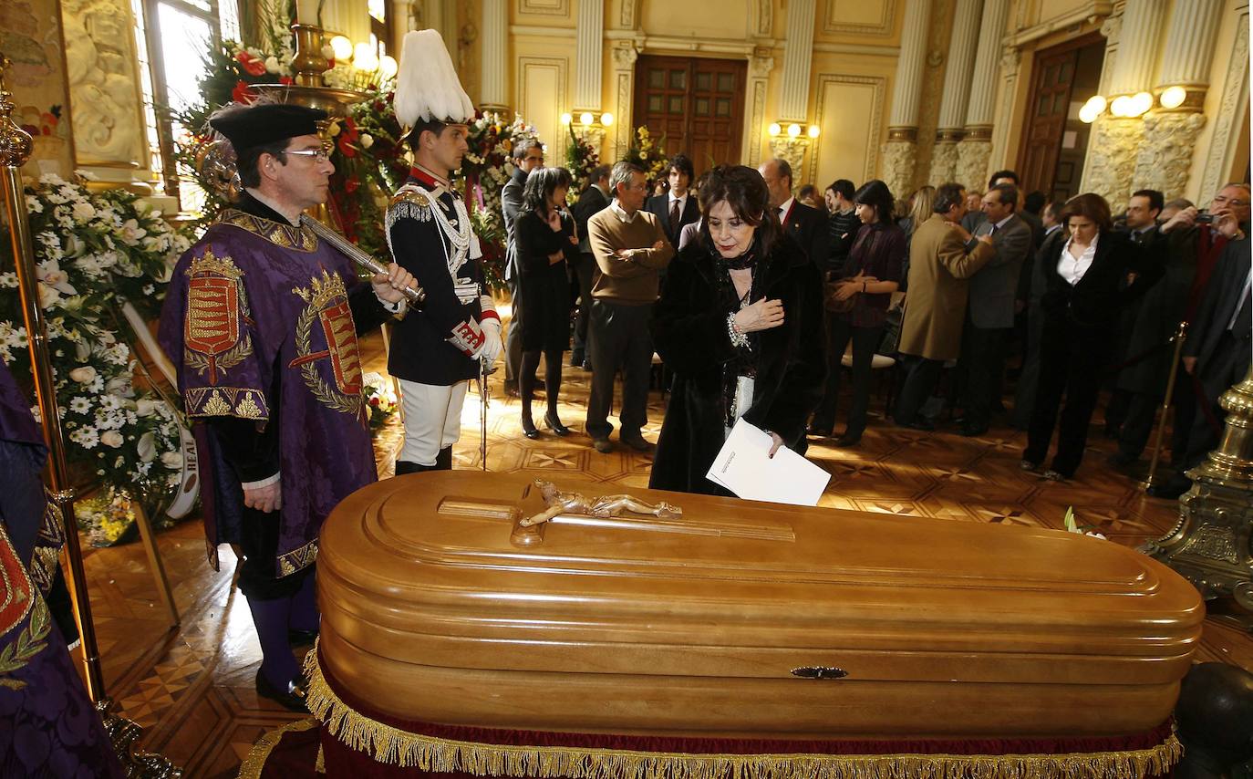 La actriz Concha Velasco en la capilla ardiente del escritor Miguel Delibes instalada en la salón de recepciones del Ayuntamiento de Valladolid en 2010.