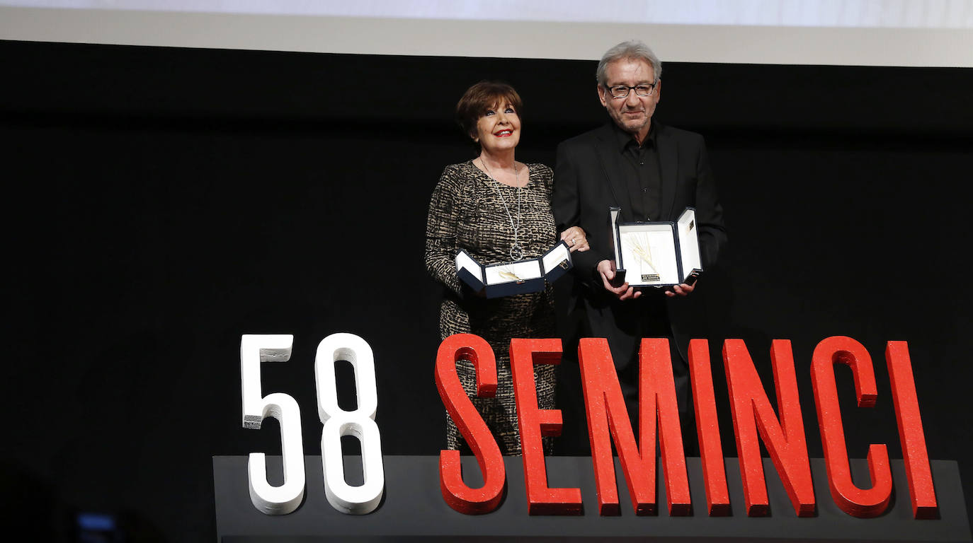 La actriz Concha Velasco tras recoger la Espiga de Honor en la 58 Semana Internacional de Cine de Valladolid en 2013, junto a José Sacristán.