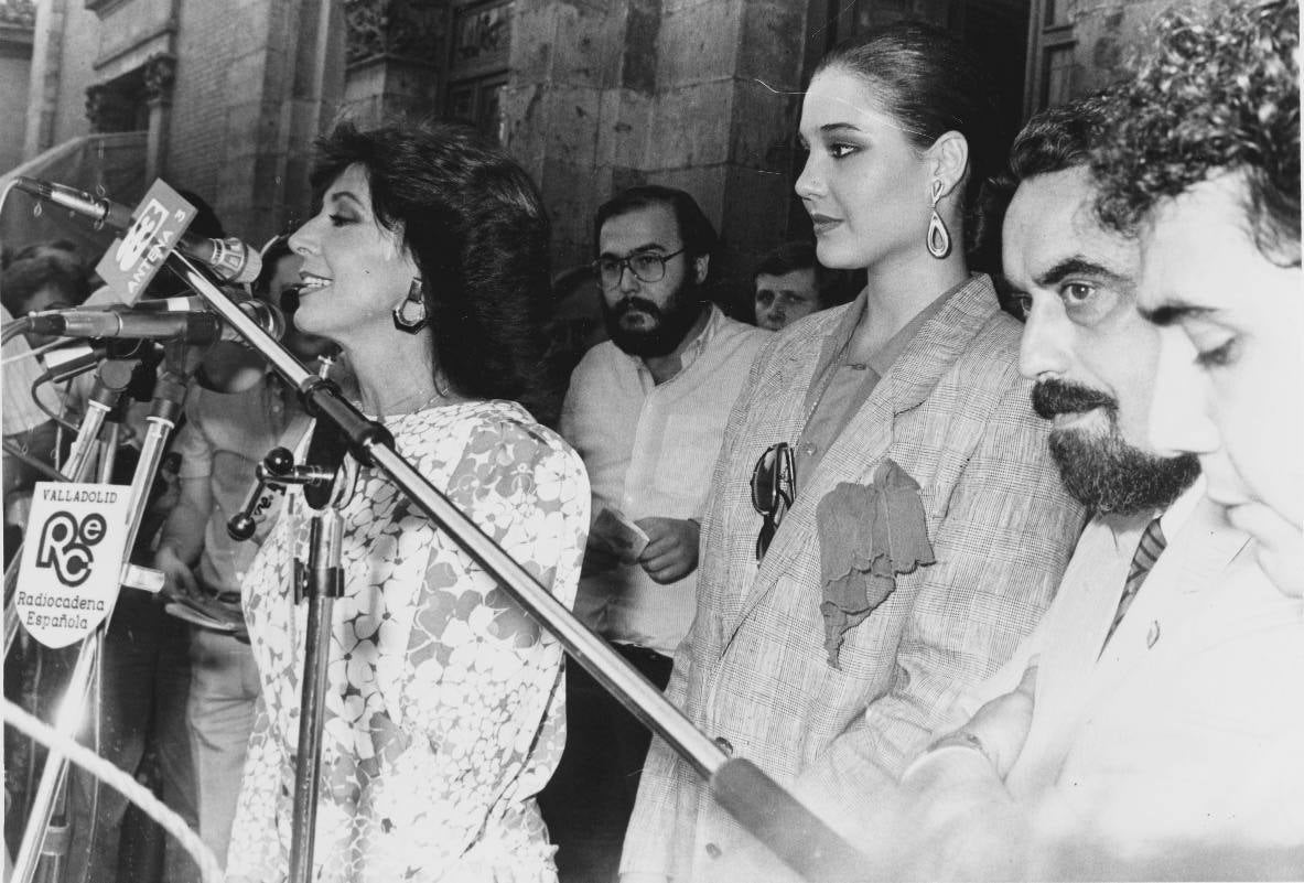 Concha Velasco, Juncal Rivero y Tomás Rodríguez Bolaños, en el pregón de las Fiestas de San Mateo de 1985, en Valladolid.