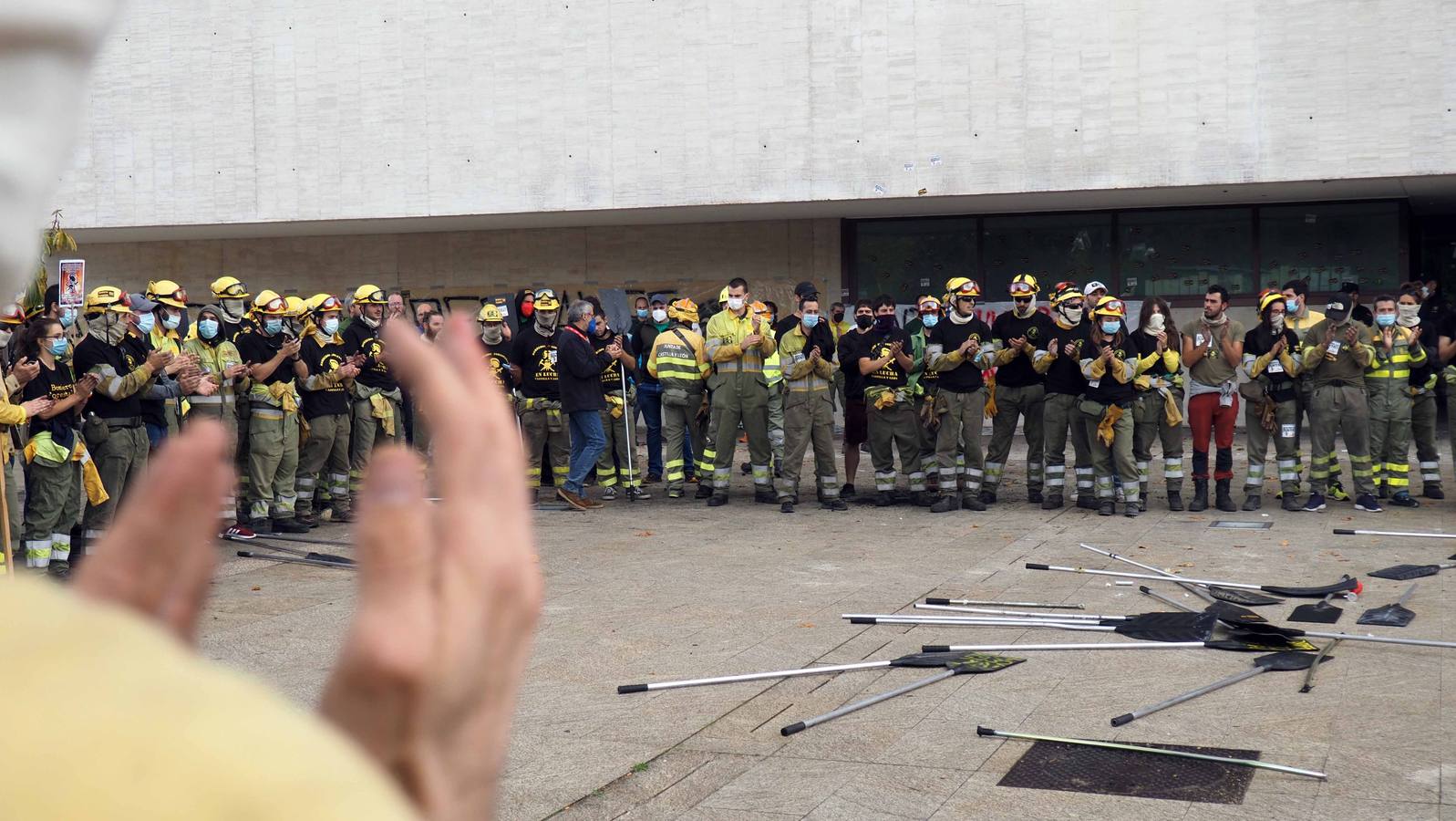 Los bomberos, durante la protesta.