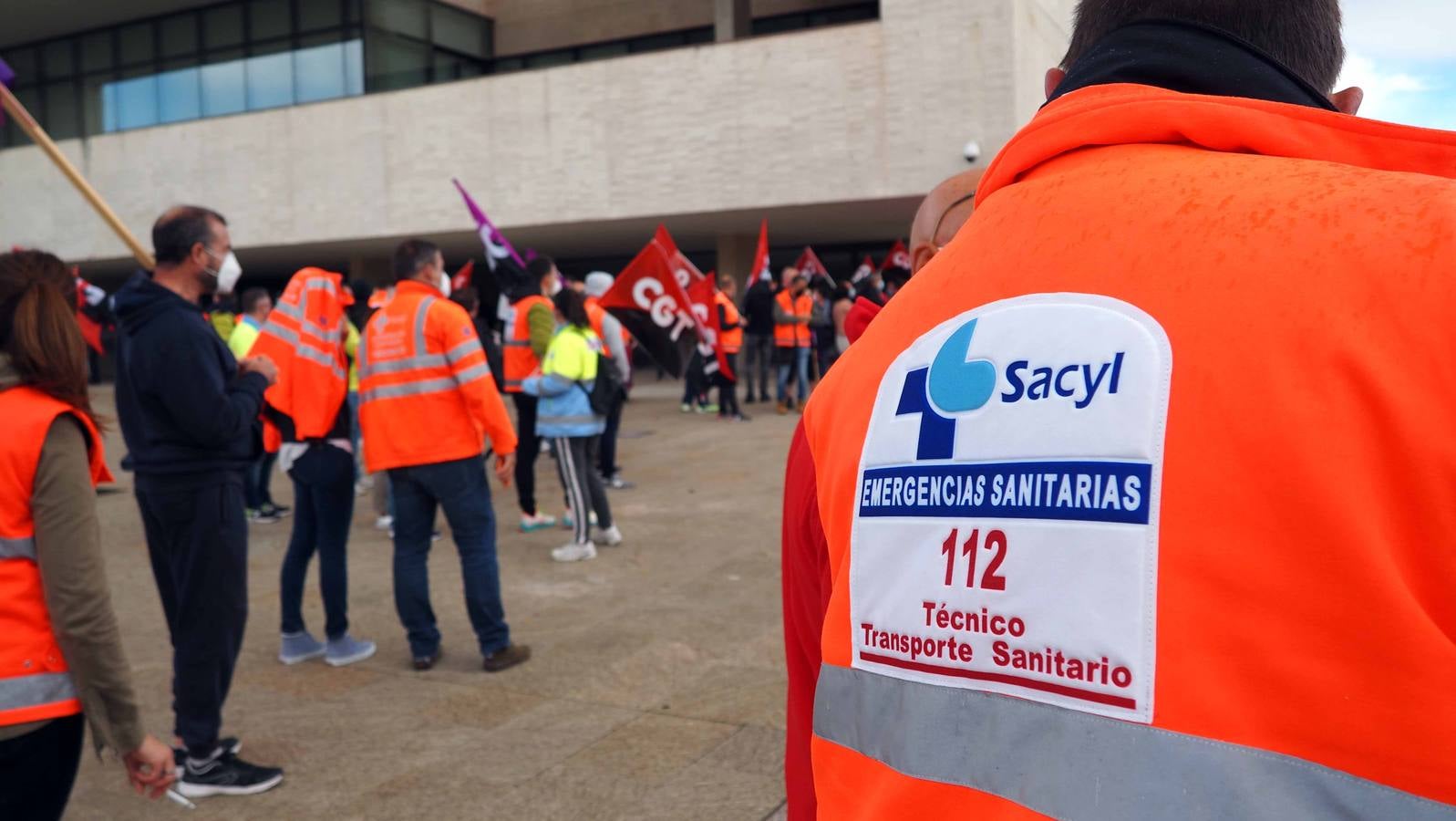 Los bomberos, durante la protesta.