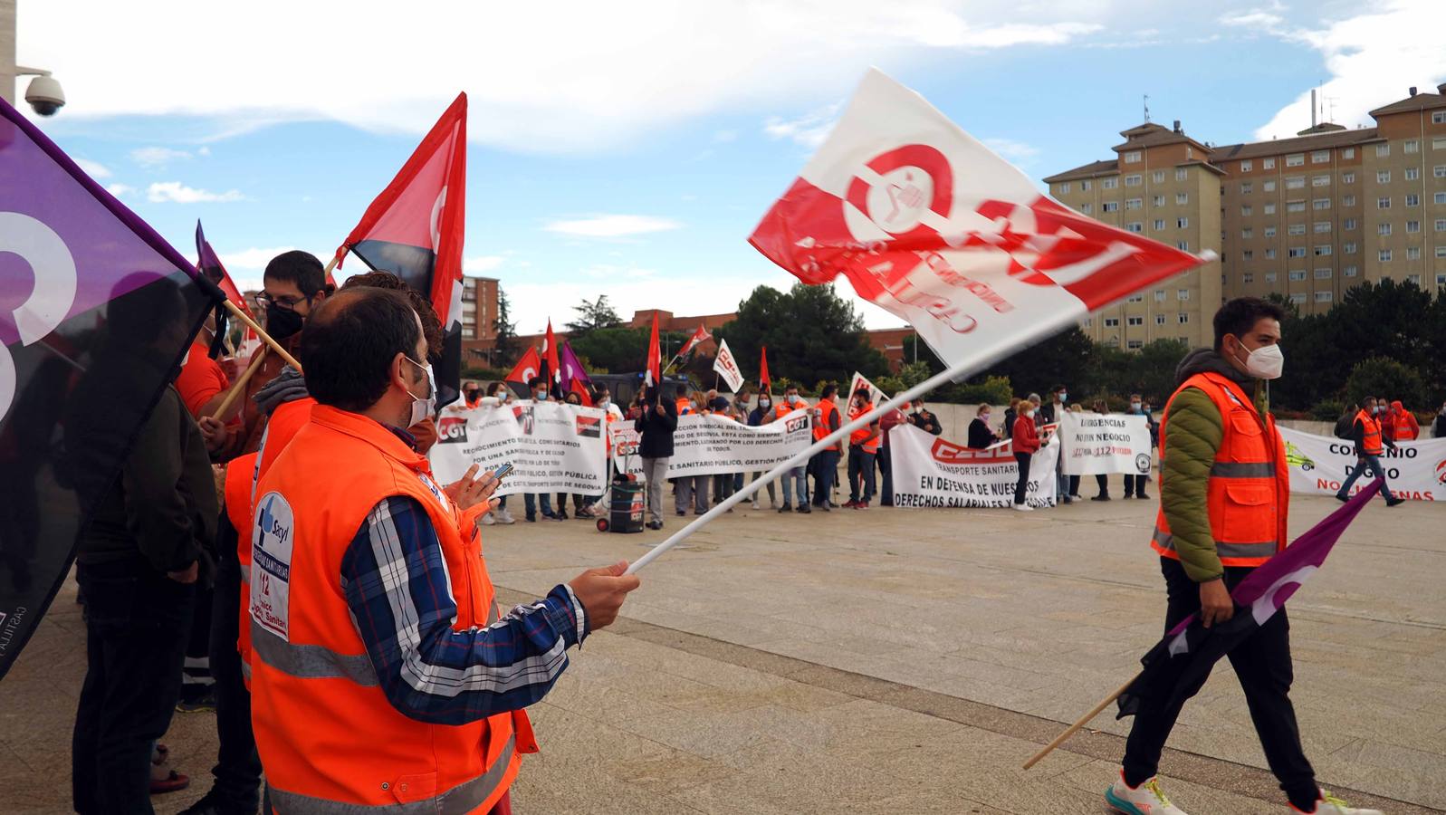 Los bomberos, durante la protesta.