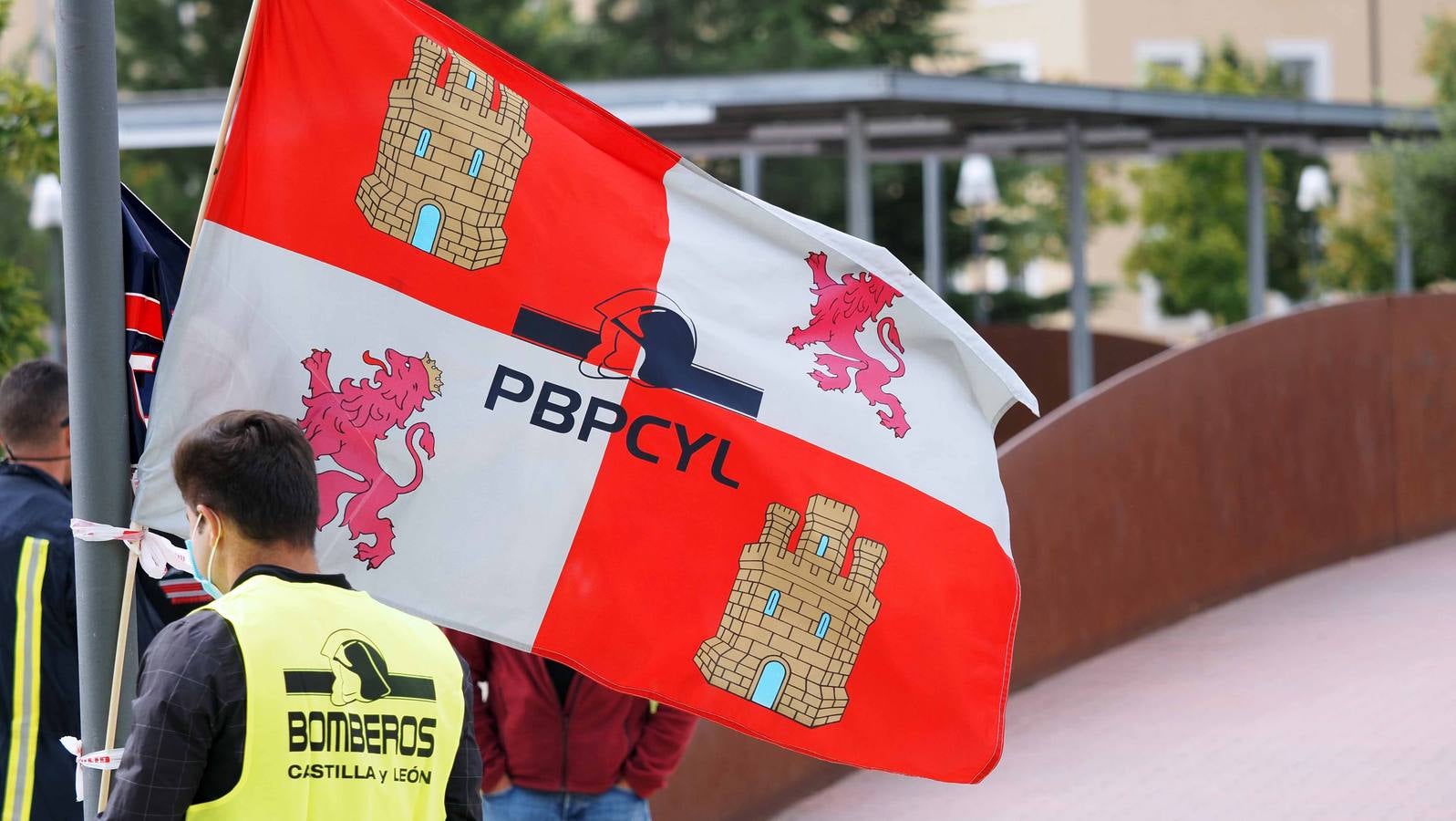 Los bomberos, durante la protesta.