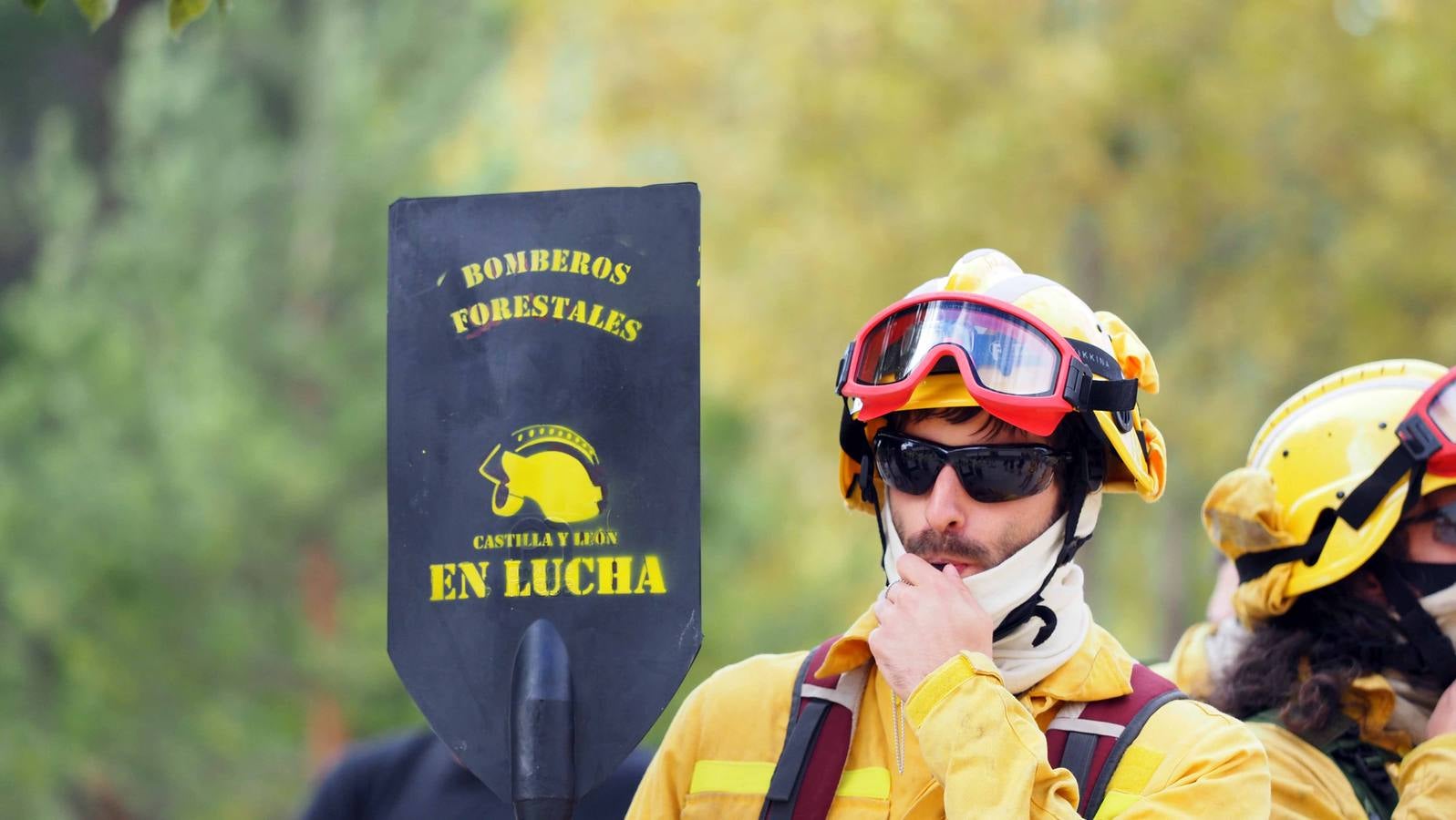 Los bomberos, durante la protesta.