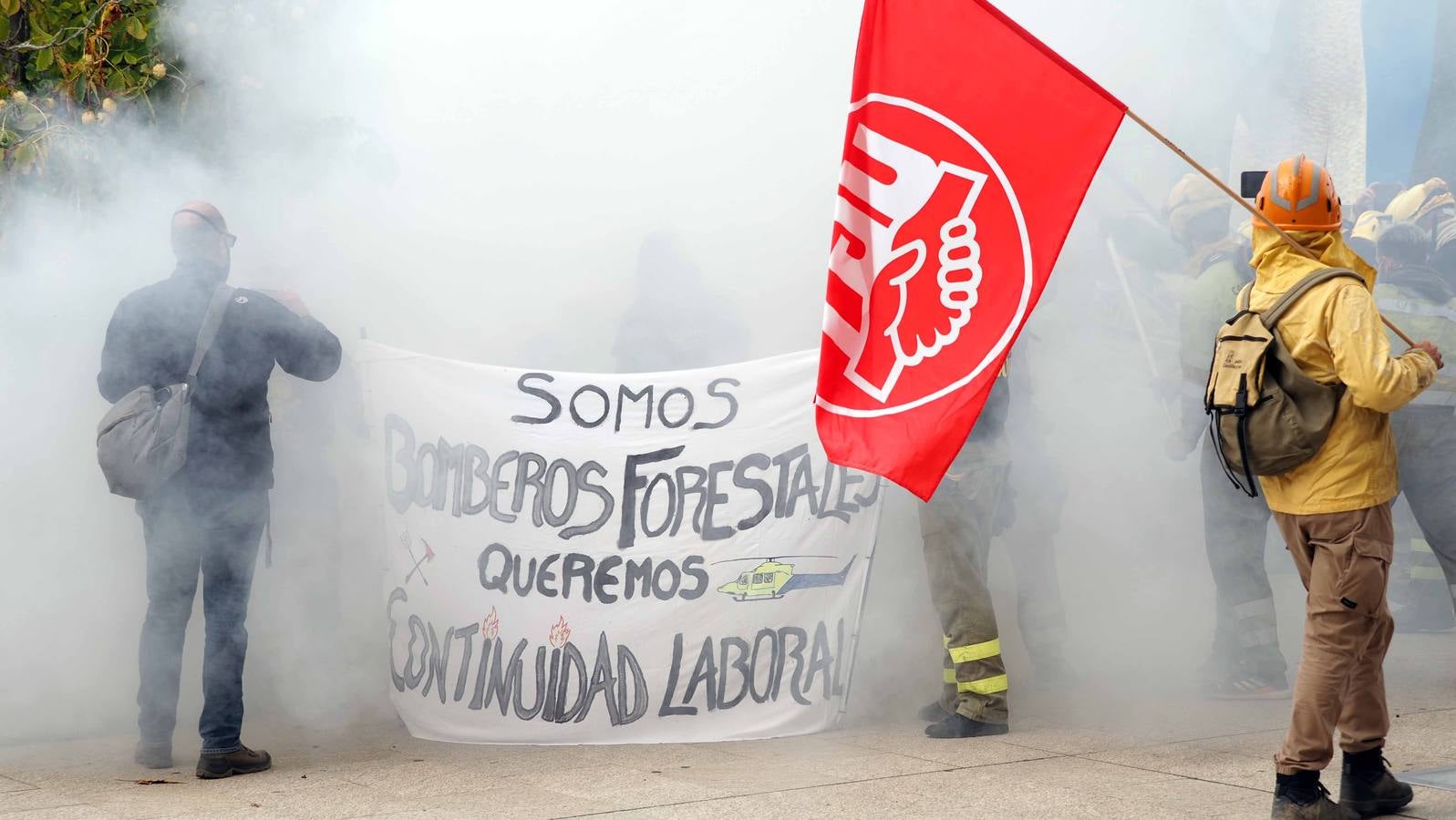 Los bomberos, durante la protesta.