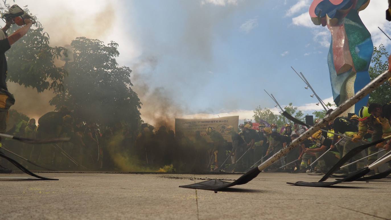 Los bomberos, durante la protesta.
