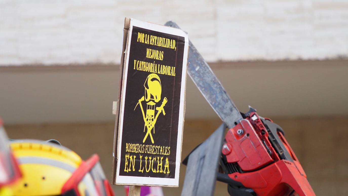 Los bomberos, durante la protesta.