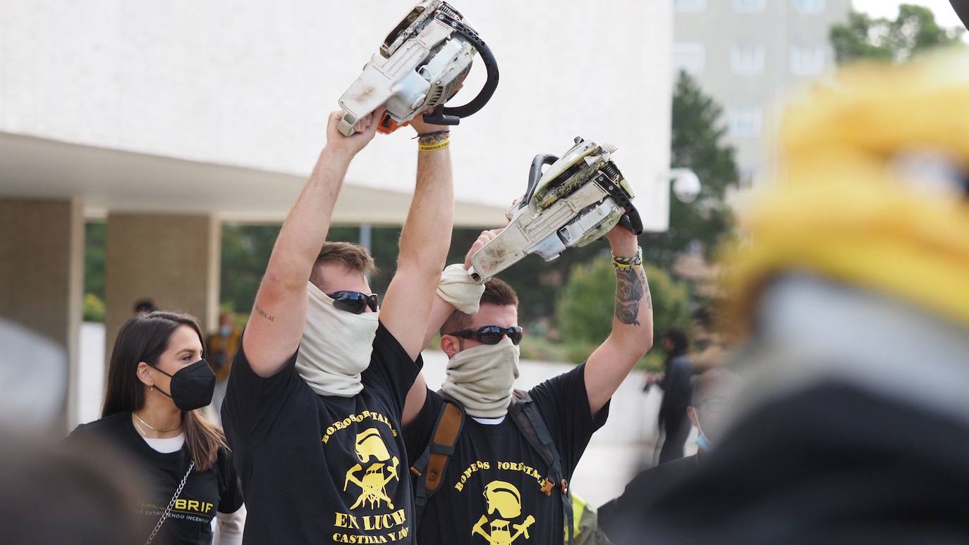 Los bomberos, durante la protesta.