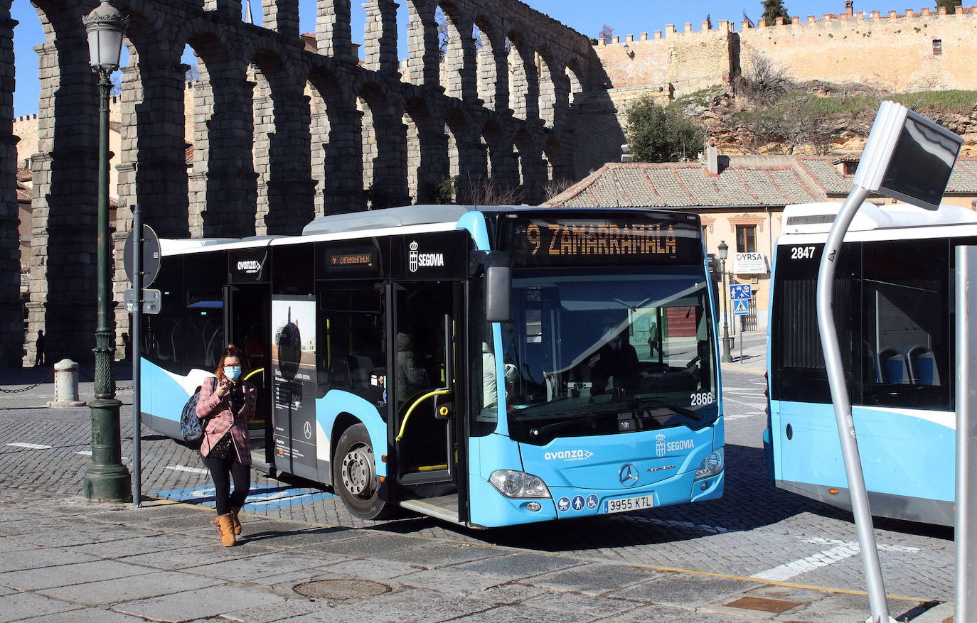 Autobús de la línea 9, en la plaza de Artillería.