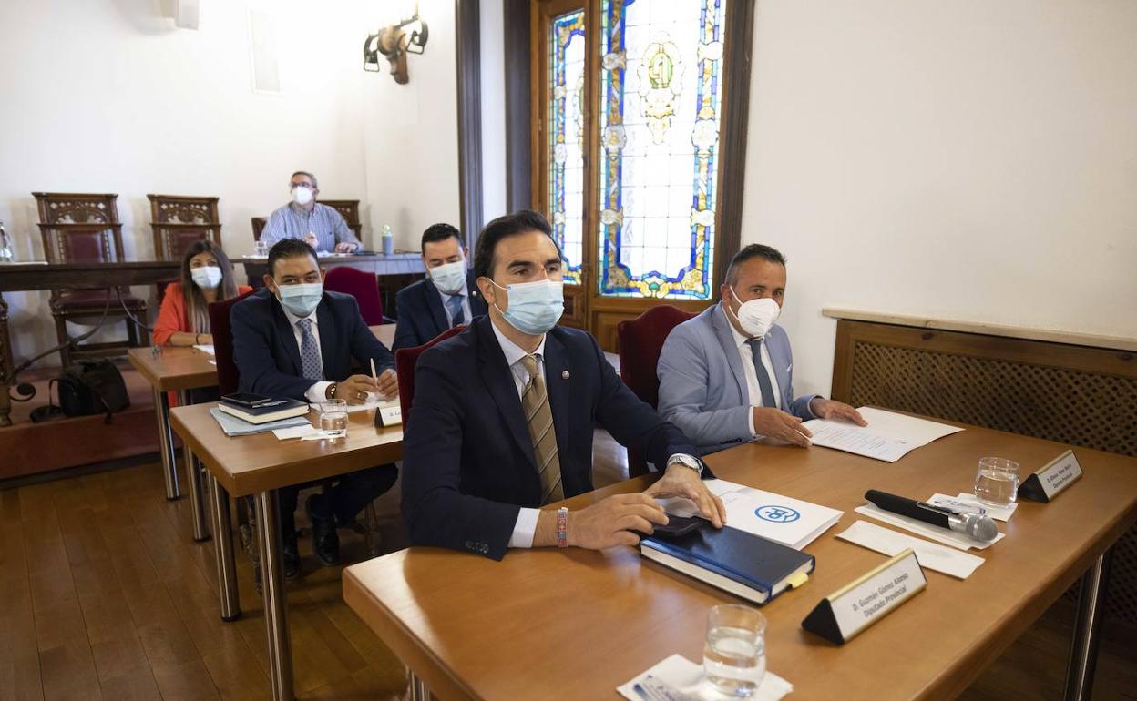 Diputados del Grupo Provincial Popular en mesas habilitadas en el Salón de Plenos. 