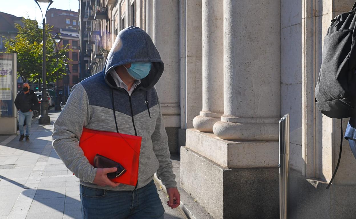 El acusado, llegando a la Audiencia de Valladolid. 