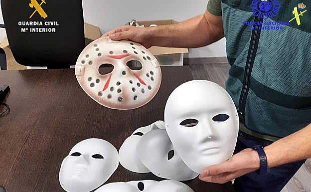 Máscaras empleadas durante los atracos. 