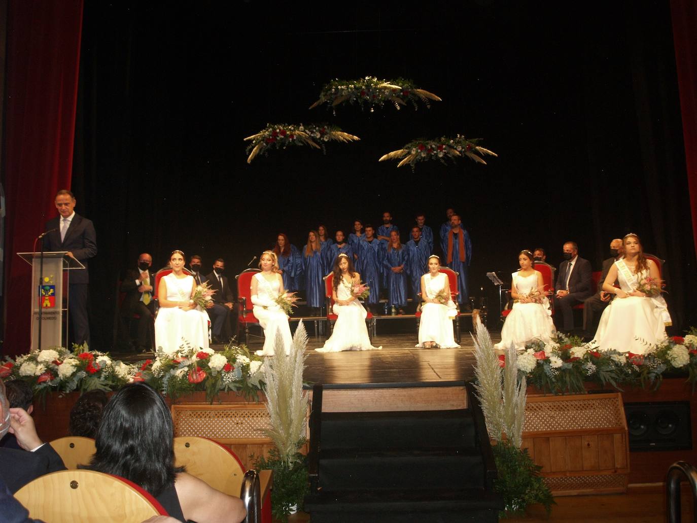 Cecilio Vadillo, durante el pregón en presencia de las reinas de las fiestas. 
