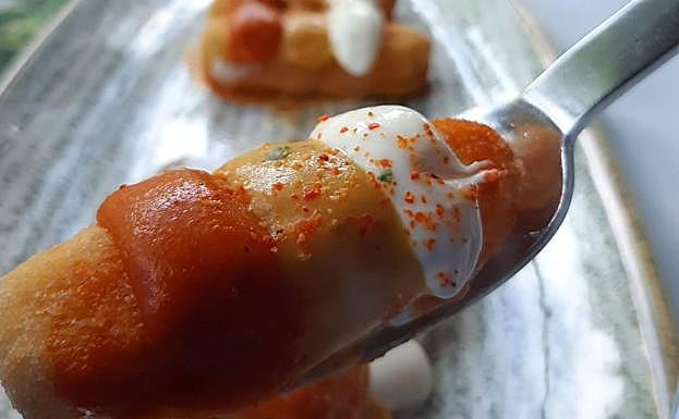 Patatas bravas con las que con las que se presenta el cocinero Jose Antonio Guerrero, de Gastrobar Sabores, en Valladolid. 