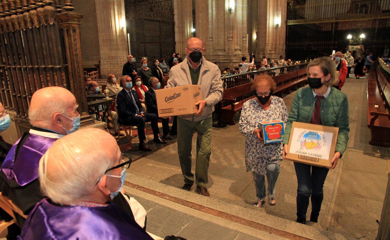 Un momento de la ofrenda de frutos a la Virgen en el interior de la Catedral.