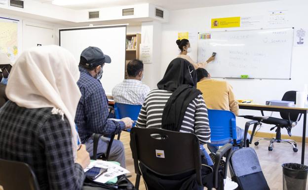 Clases de español en la sede de la organización que acoge a los refugiados 