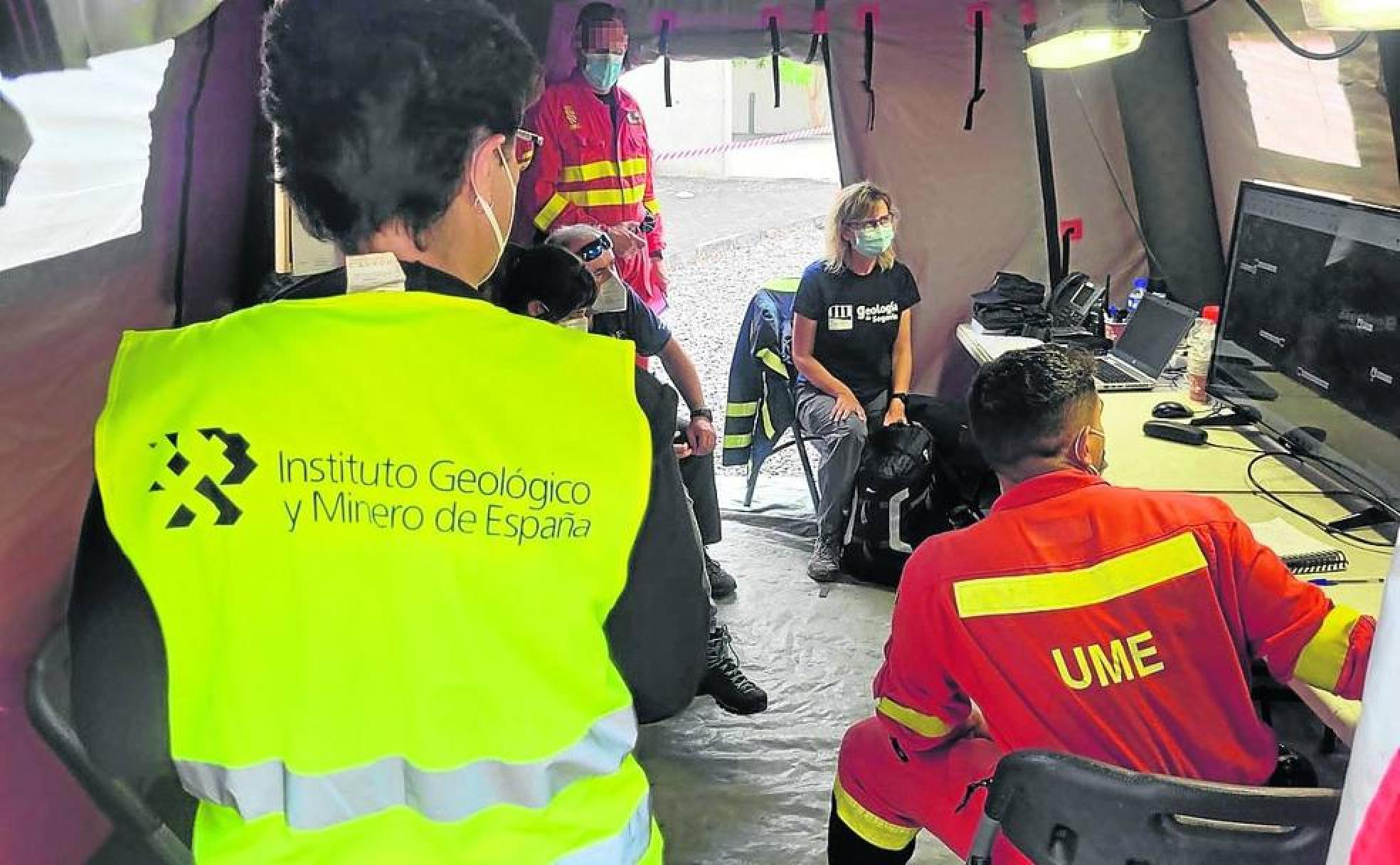 Juana Vegas, al fondo, durante una reunión ayer en La Palma con miembros de la UME. 