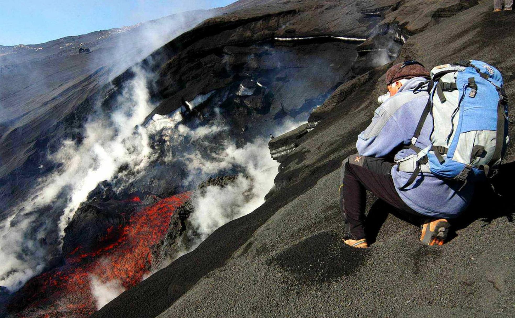 Imágenes hipnóticas. Un fotógrafo captura imágenes del Etna en erupción. 