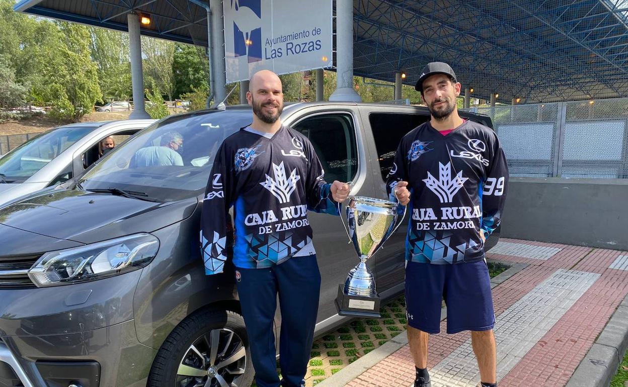 Olmo Ercilla y Adel Saber posan con la copa. 