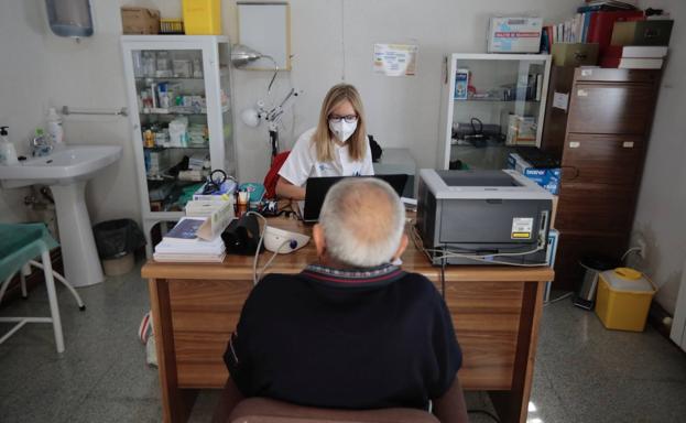 Imagen principal - La doctora Irene Repiso atiende en Villanueva de los Infantes a Santiago Maroto, quien padece una patología cardíaca. En la imagen vertical, Juan Baruque accede al consultorio de Villanueva. 