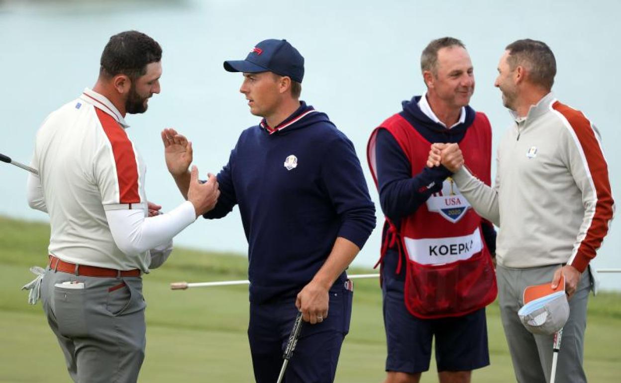 El estadounidense Jordan Spieth saluda a Jon Rahm en presencia de Sergio García. 