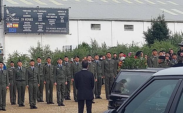 Caballeros legionarios paracaidistas rinden homenaje a José Ramón Pérez Mancho en el parque de Las Contiendas.