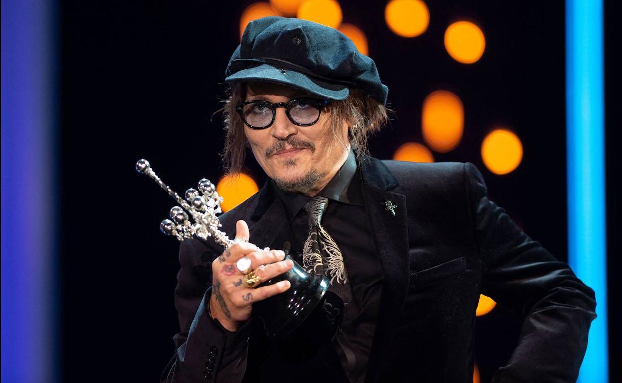 El actor Johny Depp, con la estatuilla que le acredita como Premio Donostia, que le ha concedido el festival de San Sebastián.