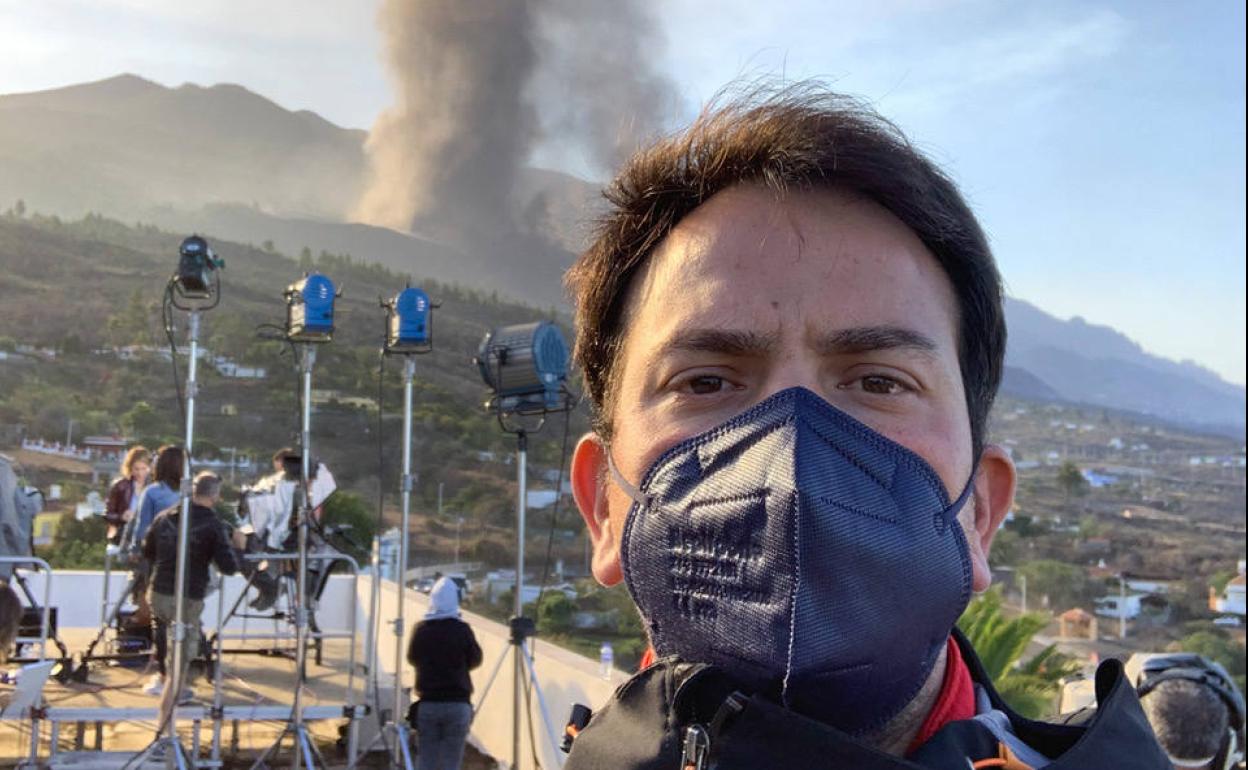 Rodrigo Mena en la zona habilitada para la prensa cerca del volcán en La Palma.