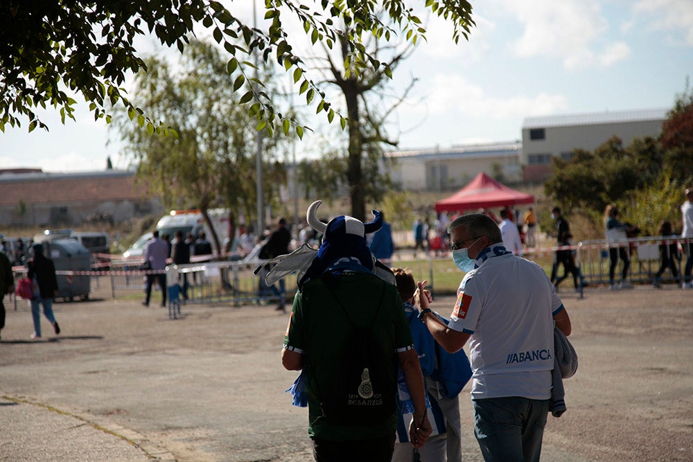 La afición del Deportivo de La Coruña llenó el fondo visitante, alentó a su equipo y mostró la hermandad existente entre ambos clubes