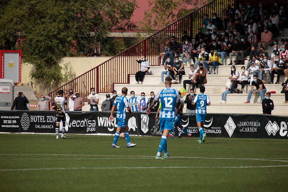 La afición del Deportivo de La Coruña llenó el fondo visitante, alentó a su equipo y mostró la hermandad existente entre ambos clubes