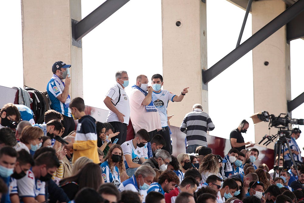 La afición del Deportivo de La Coruña llenó el fondo visitante, alentó a su equipo y mostró la hermandad existente entre ambos clubes