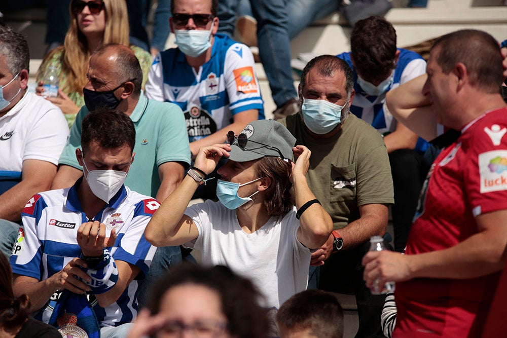 La afición del Deportivo de La Coruña llenó el fondo visitante, alentó a su equipo y mostró la hermandad existente entre ambos clubes