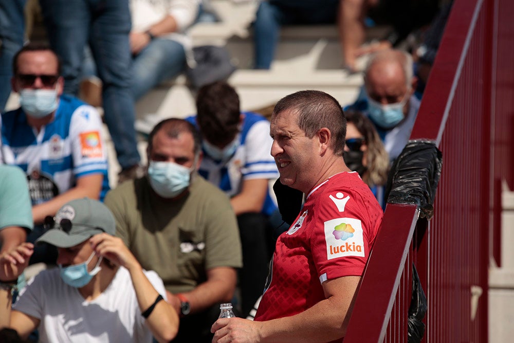 La afición del Deportivo de La Coruña llenó el fondo visitante, alentó a su equipo y mostró la hermandad existente entre ambos clubes