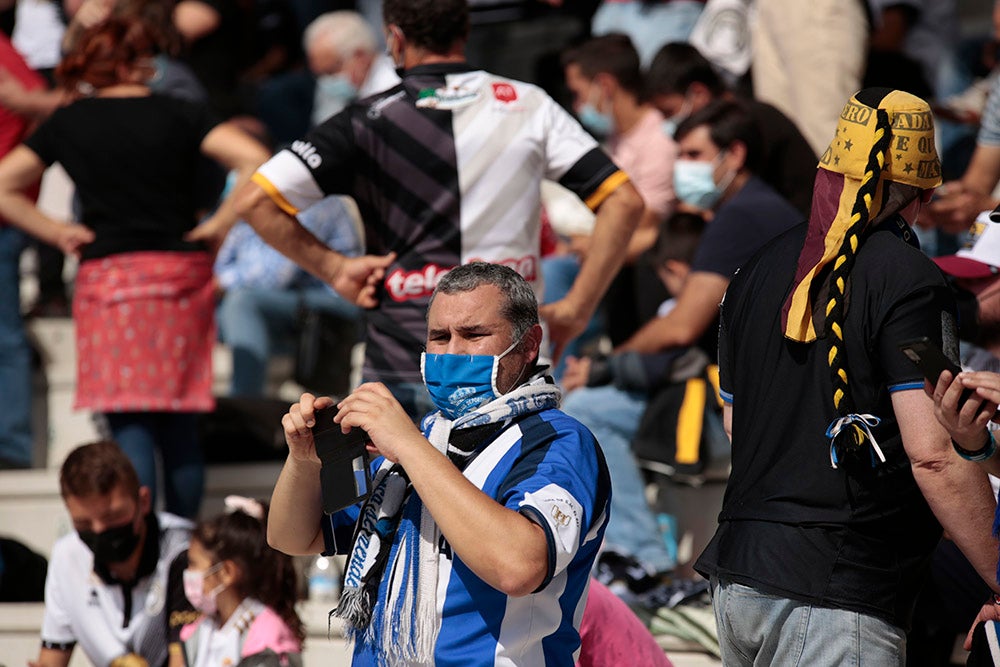 La afición del Deportivo de La Coruña llenó el fondo visitante, alentó a su equipo y mostró la hermandad existente entre ambos clubes