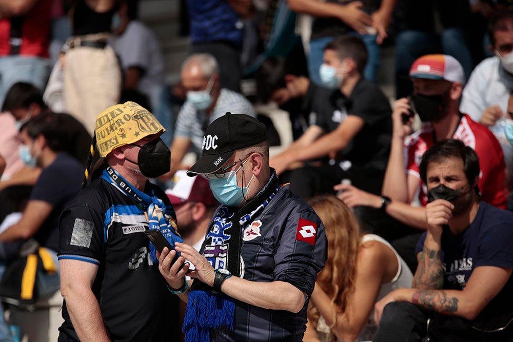 La afición del Deportivo de La Coruña llenó el fondo visitante, alentó a su equipo y mostró la hermandad existente entre ambos clubes