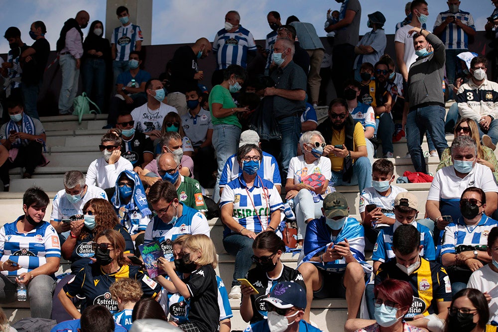 La afición del Deportivo de La Coruña llenó el fondo visitante, alentó a su equipo y mostró la hermandad existente entre ambos clubes