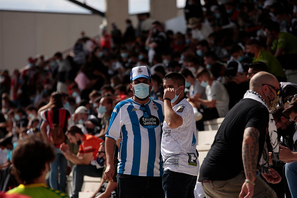 La afición del Deportivo de La Coruña llenó el fondo visitante, alentó a su equipo y mostró la hermandad existente entre ambos clubes