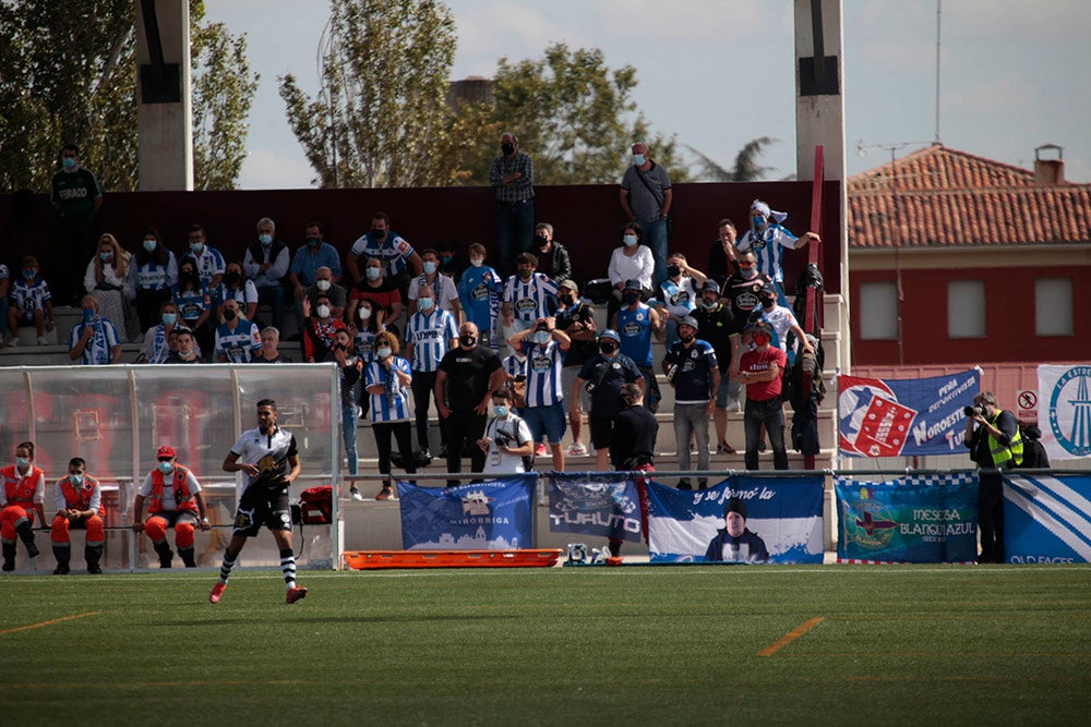 La afición del Deportivo de La Coruña llenó el fondo visitante, alentó a su equipo y mostró la hermandad existente entre ambos clubes