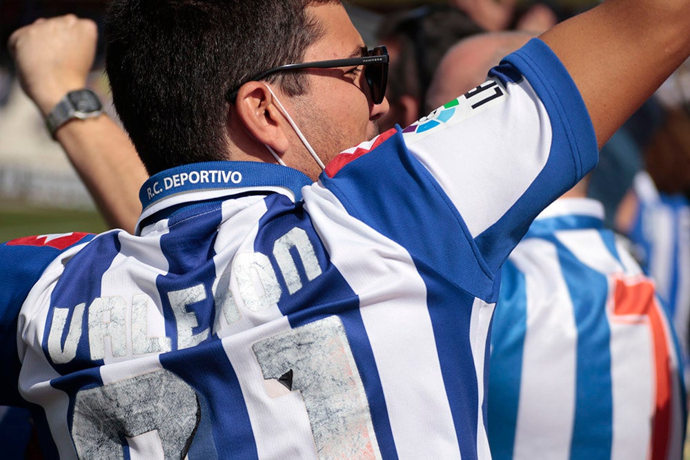 La afición del Deportivo de La Coruña llenó el fondo visitante, alentó a su equipo y mostró la hermandad existente entre ambos clubes