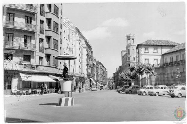 Años 60. Un policía en un templete en la calle María de Molina.