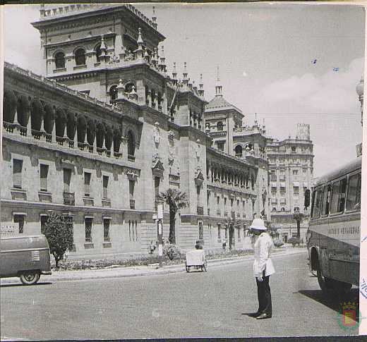 Años 60. Dirigiendo el tráfico frente a la Academia de Caballería.