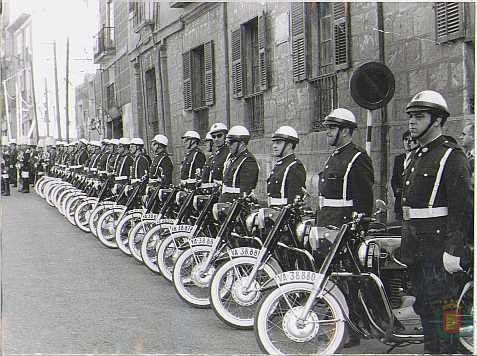 1970. Agentes motorizados en formación.