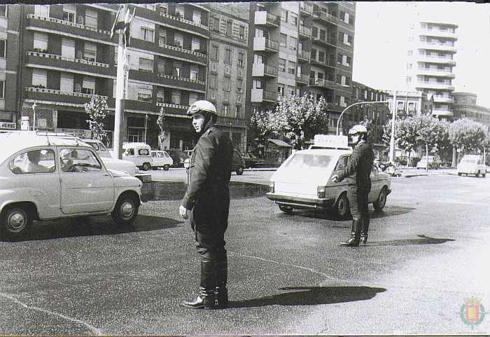 Años 70. Dos agentes regulando el tráfico.