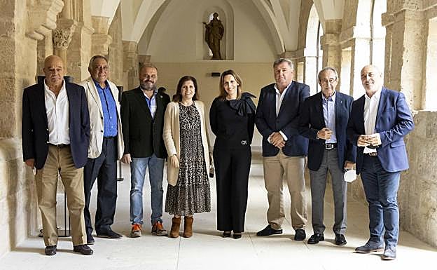 José Juan Vila, presidente de la IGP Carne de Ávila, posa con los presidentes de la DOP Cebreros, Rafael Mancebo; la DO Toro, Felipe Nalda; la DO Bierzo, Misericordia Bello; la DO Rueda, Carmen San Martín; la DO Ribera del Duero, Enrique Pascual; la DO Cigales, Julio Valles, y la DO León, Rafael Blanco. 