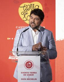 Imagen secundaria 2 - Los cocineros distinguidos en la Guía Michelin, durante el acto que se celebró en la iglesia de Abadía Retuerta. Abajo, María Paz Robina Rosat y Miguel Pereda. 