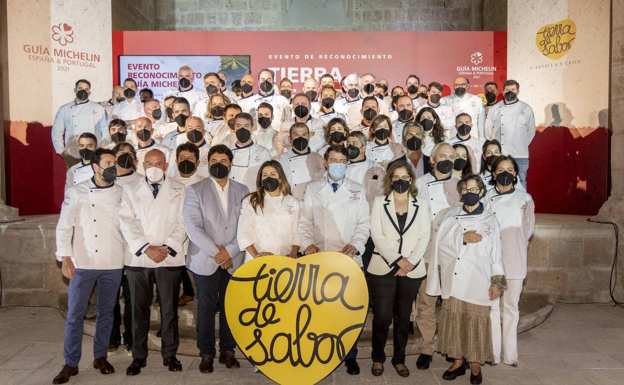 Los cocineros de Castilla y León que recogieron la chaquetilla de la Guía Michelin en Abadía Retuerta LeDomaine posan con Alfonso Fernández Mañueco. 
