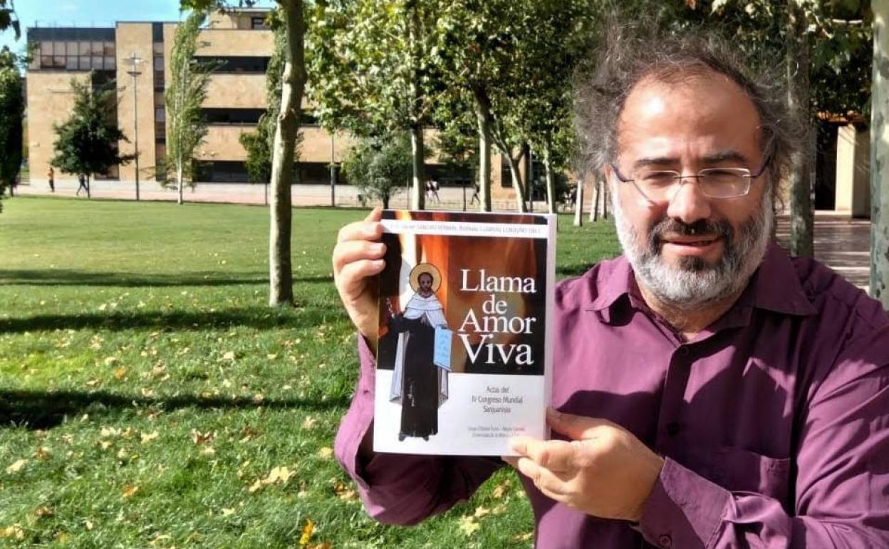 Pérez Alencart con la obra publicada.